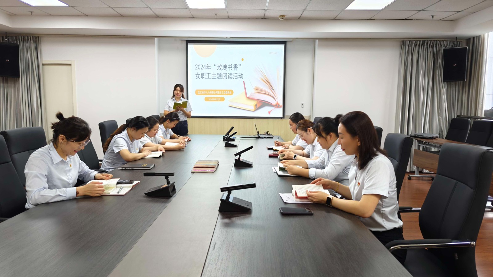 （人力資源公司）三組聯袂，共繪巾幗書香畫卷——市人力資源公司聯合工會開展“玫瑰書香”女職工主題閱讀活動.jpg